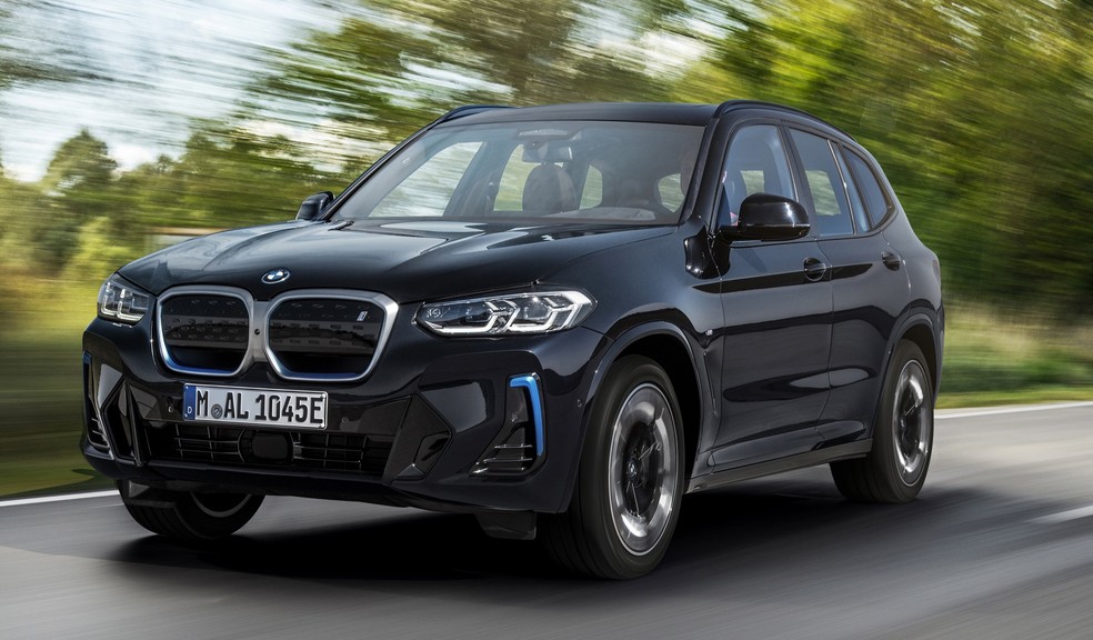 BMW iX3 vai chegar já o recente facelift promovido na linha do SUV premium — Foto: Divulgação
