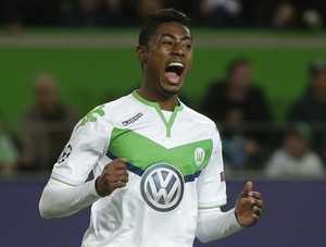 Bruno Henrique comemora vitória do Wolfsburg (Foto: AP Photo/Michael Sohn)