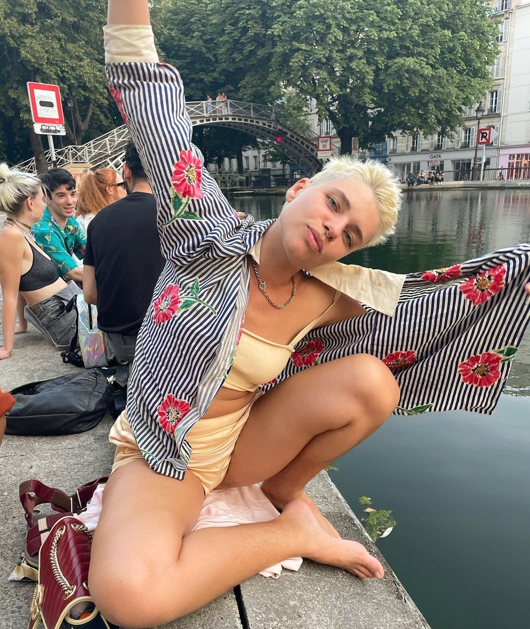 Bruna Linzmeyer 'derretida' no Canal Saint-Martin, em Paris (Foto: Reprodução Instagram)