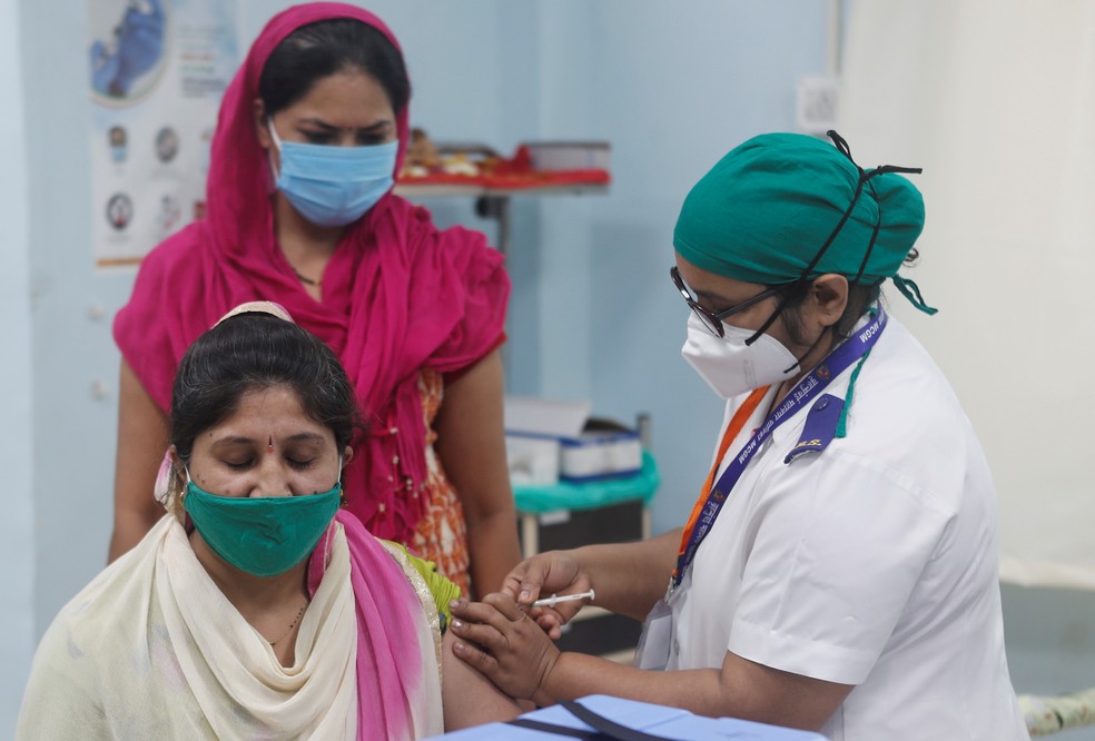 Profissionais de saúde são vacinados na cidade de Mumbai, na Índia, em 19 de janeiro de 2021 — Foto: Francis Mascarenhas/Reuters
