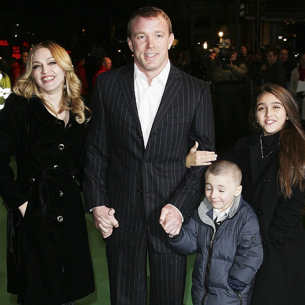 Madonna tem cinco irmãos e, hoje, é mãe de quatro crianças, incluindo Rocco e Lourdes, retratados nesta foto — do diretor Guy Ritchie a rainha do pop já se livrou há um bom tempo. (Foto: Getty Images)