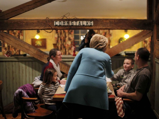 Hillary Clinton cumprimenta uma família em restaurante en Windham, New Hampshire, durante campanha nesta segunda (8) (Foto: Brian Snyder/Reuters)