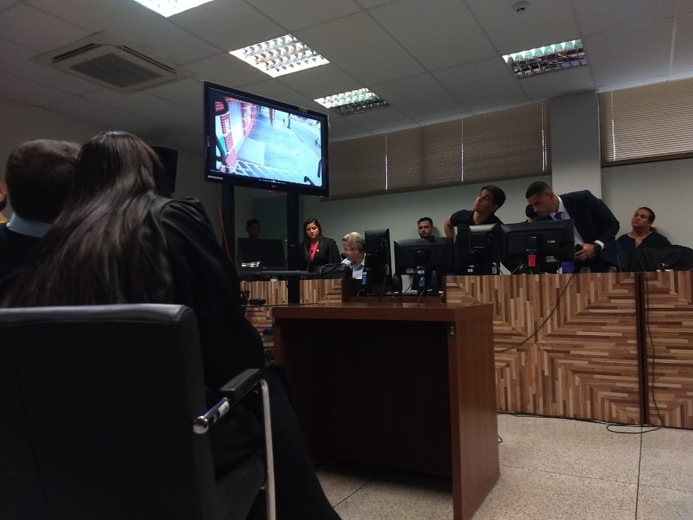 Jurados pediram para rever alguns vídeos que foram usados durante o júri — Foto: Aline Nascimento/g1