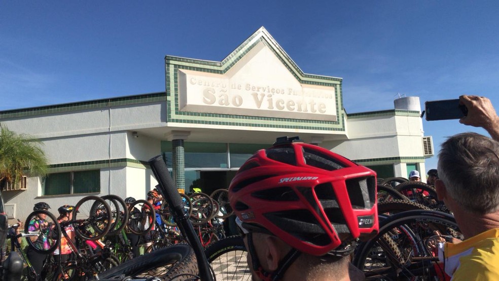 Ciclistas se reuniram no velório para prestar uma última homenagem a Ricardo Vital em Assis (Foto: Douglas Boing de Oliveira / Arquivo pessoal )