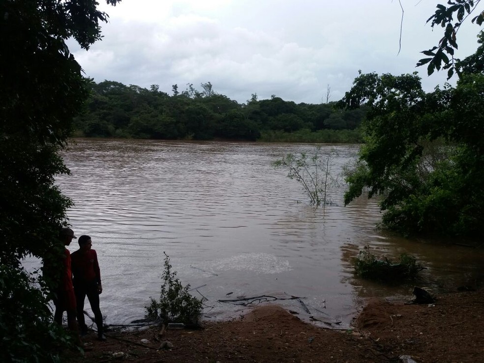 Pai morre afogado e bombeiros procuram crianÃ§a de 4 anos no Rio CuiabÃ¡ (Foto: Ianara Garcia/TV Centro AmÃ©rica)