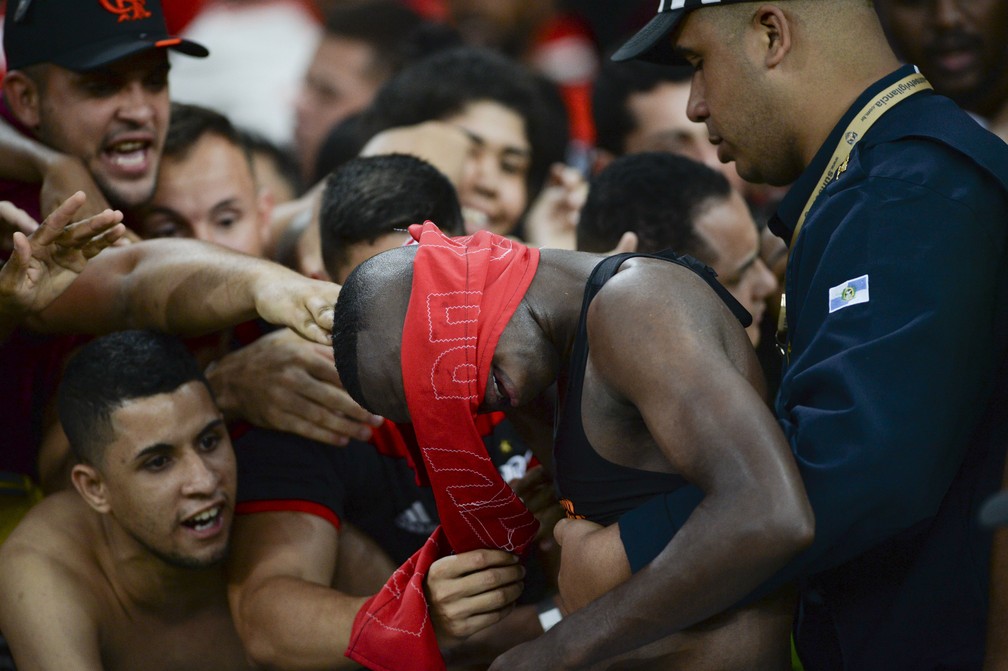 Torcida aproveitou a proximidade do &iacute;dolo (Foto: CELSO PUPO/FOTOARENA/ESTAD&Atilde;O CONTE&Uacute;DO)