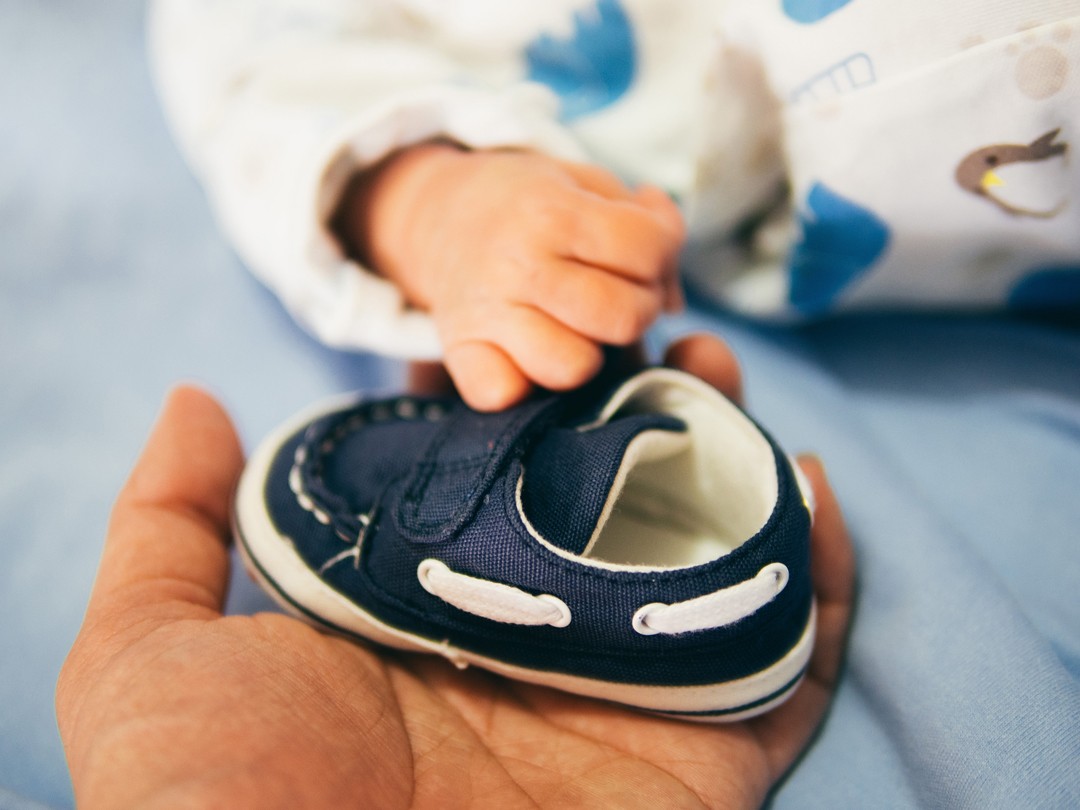 A paternidade tardia pode ser uma batalha, mas avanços na fertilização assistida podem ajudar (Foto: Aditya Romansa / Unsplash)