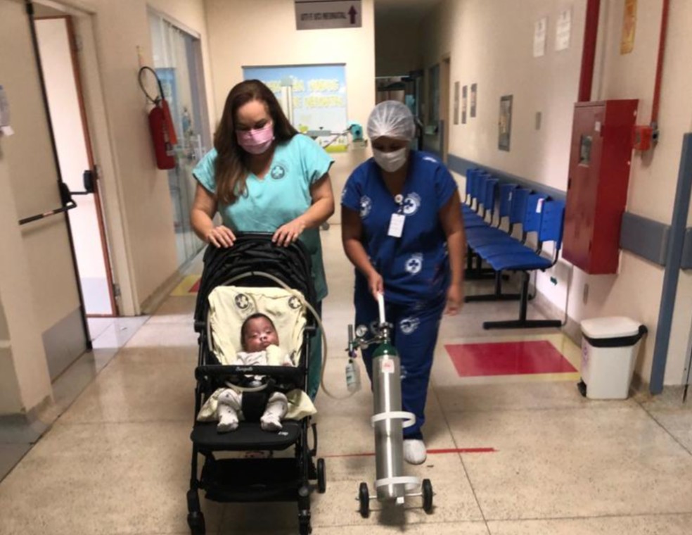 Pediatra Socorro Avelino em passeio no hospital com Benjamin — Foto: Arquivo pessoal