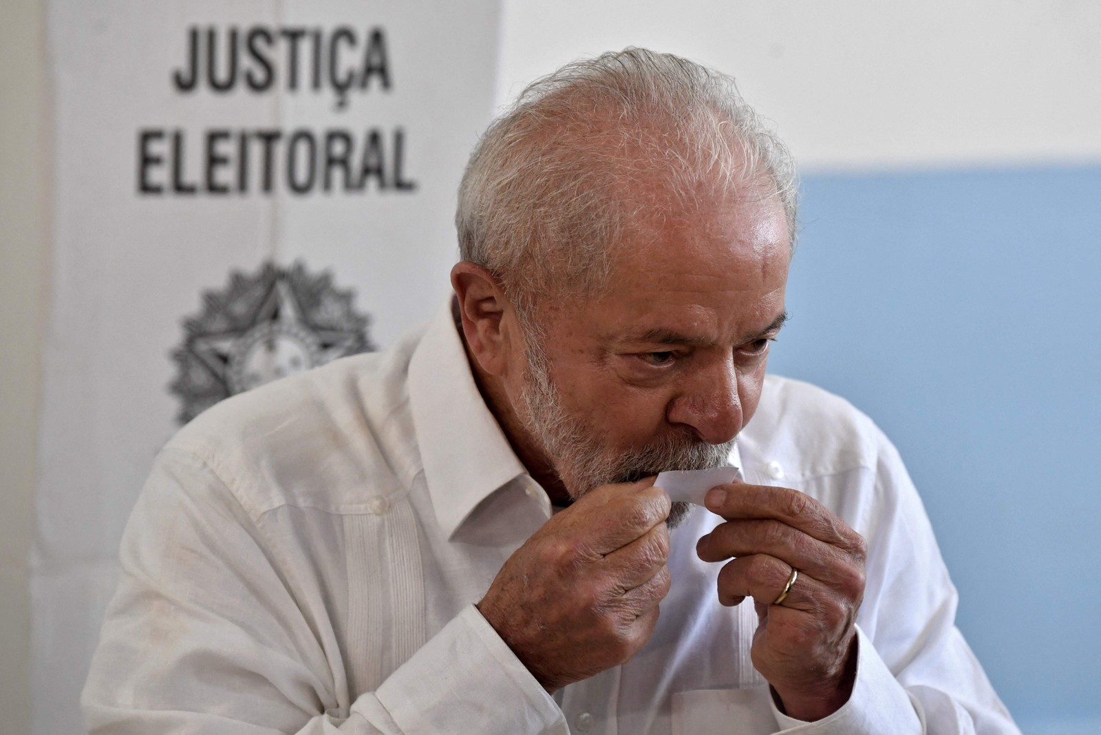 Lula vota em São Bernardo do Campo  — Foto: NELSON ALMEIDA / AFP