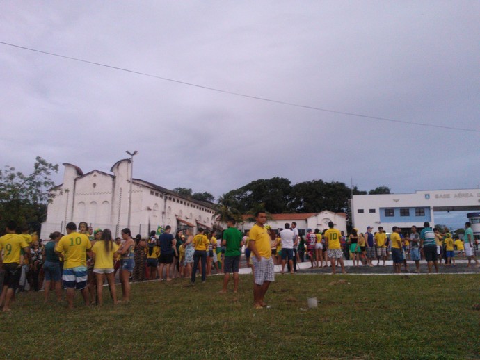 [COPA 2014] Seleção dribla torcedores e ouve gritos de covardia em Fortaleza