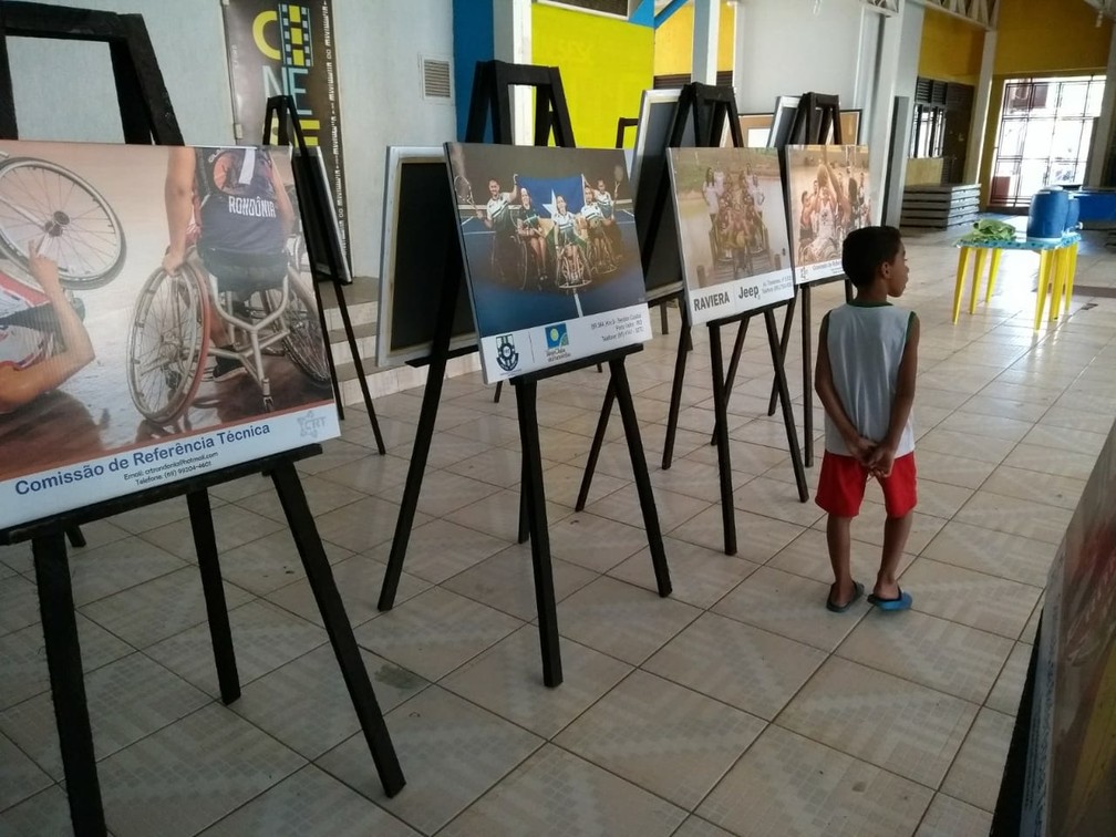 Exposição de fotografias de parateltas em cadeira de rodas — Foto: Jheniffer Núbia 