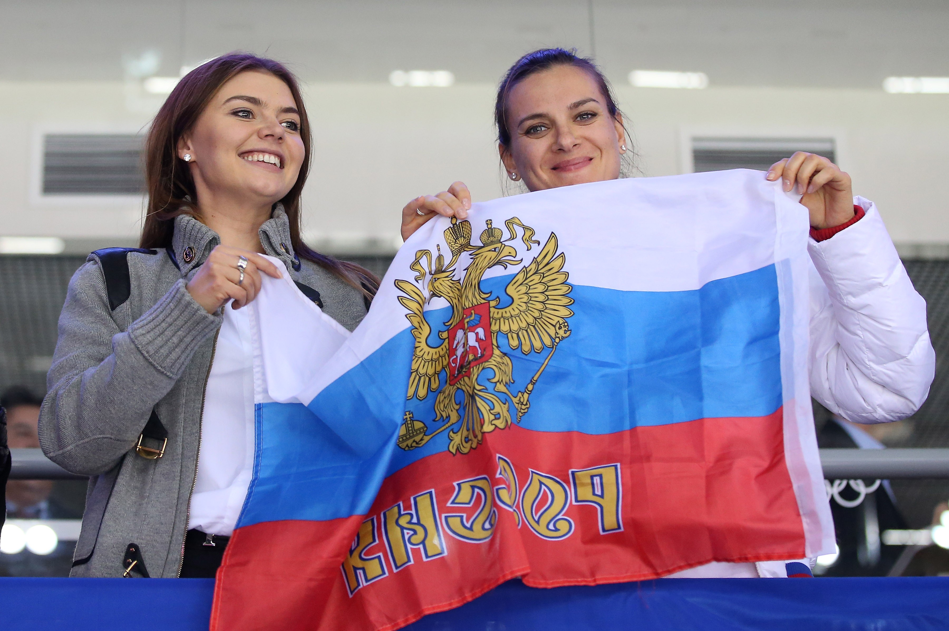Alina Kabayeva e Yelena Isinbayeva na Olimpíada de inverno de Sochi (Foto: getty)