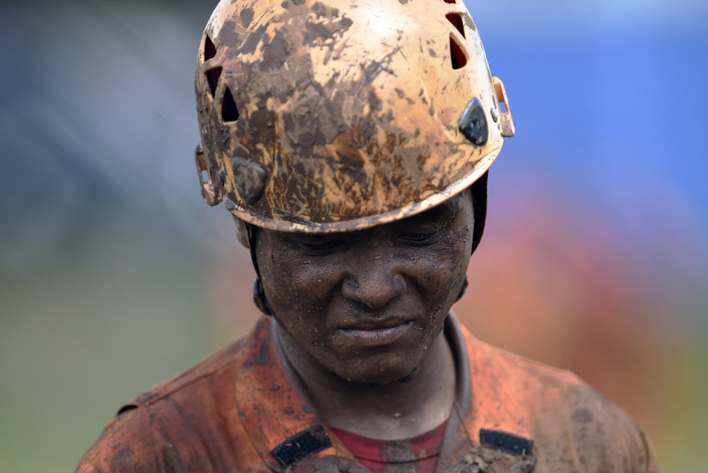 Socorrista durante buscas por vítimas da tragédia em Brumadinho — Foto: DOUGLAS MAGNO / AFP