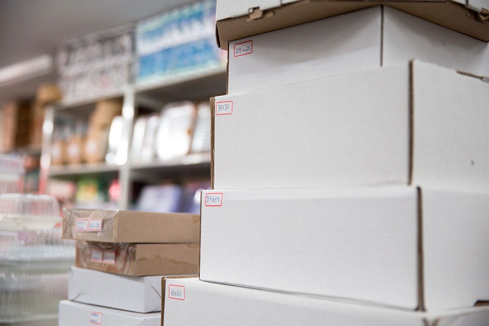Caixas vendidas em loja de embalagens perto da agência dos Correios de Pinheiros, na Zona Oeste de SP (Foto: Marcelo Brandt/G1)