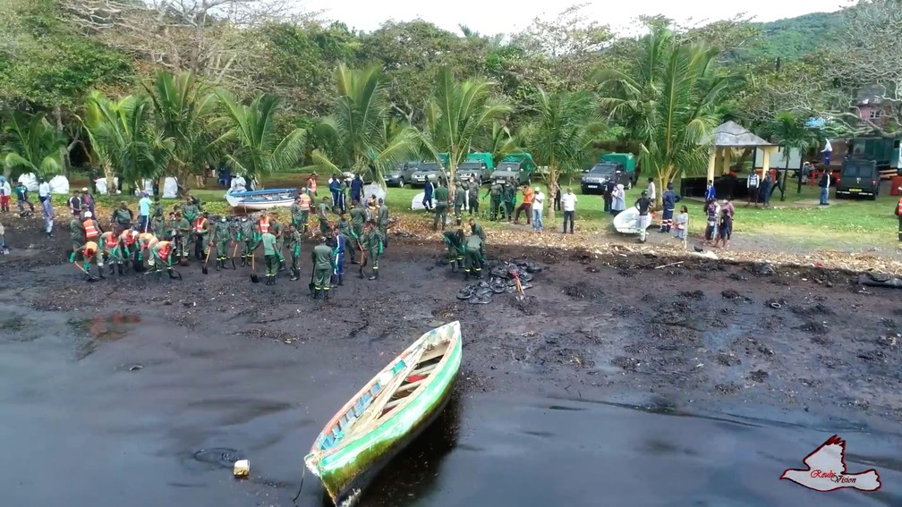 Reprodução de um vídeo feito por drone mostra tentativa de limpar mar das Ilhas Maurício, em 8 de agosto de 2020 — Foto: Reuben Pillay /Virtual Tour of Mauritius/via Reuters