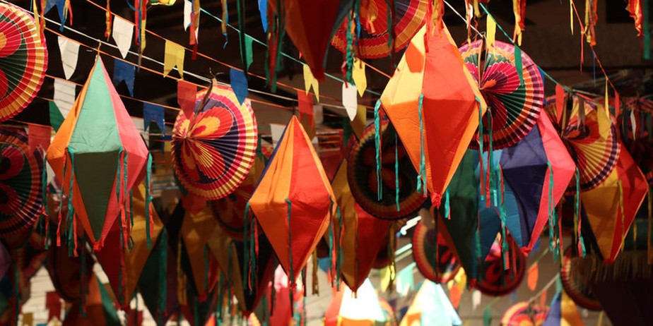 Decoração das tradicionais festas juninas, com bandeirinhas