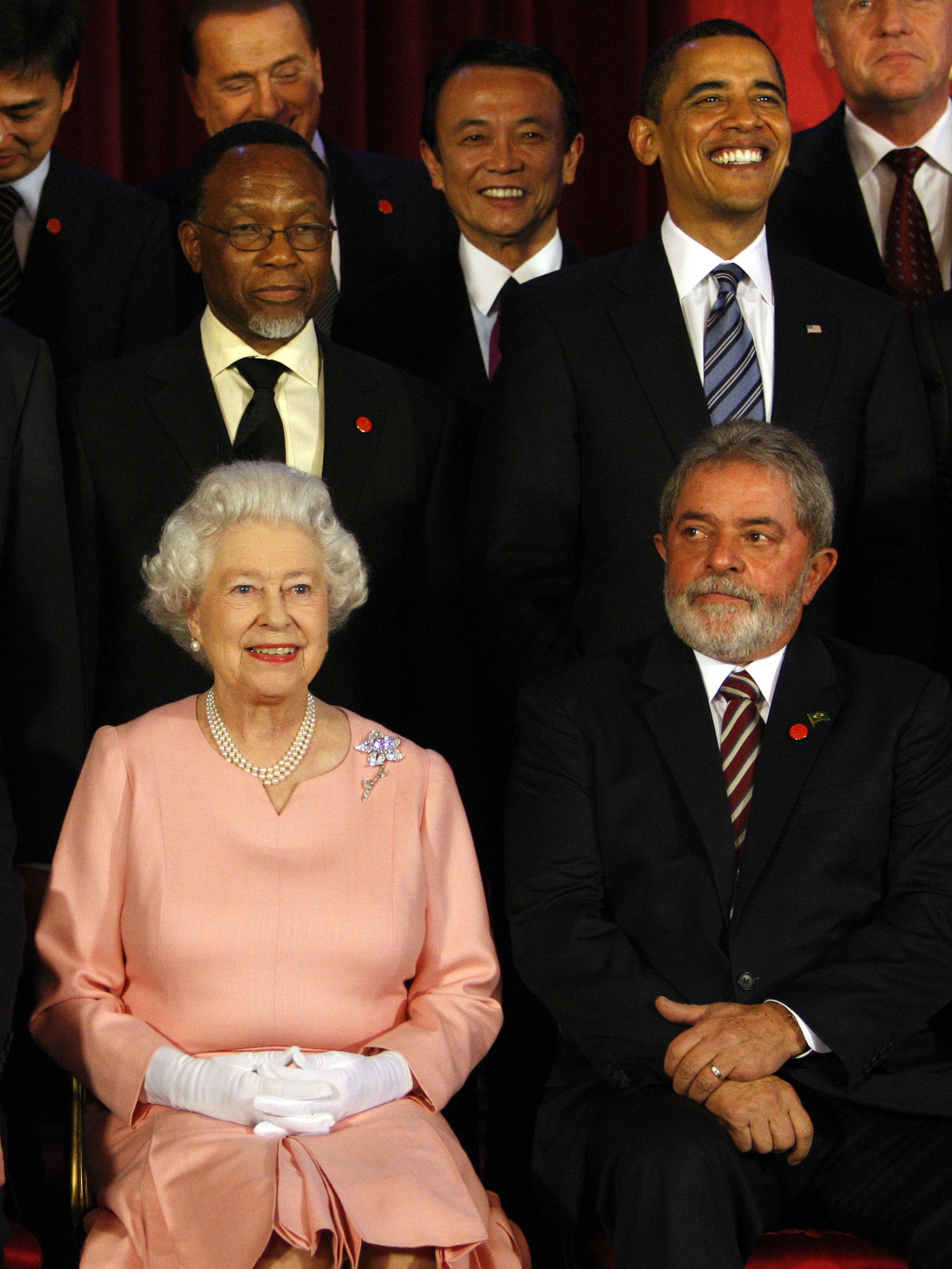 Rainha Elizabeth II senta-se ao lado de Lula, então presidente do Brasil, durante encontro os líderes do G20 para a fotografia oficial do evento, no Palácio de Buckingham em Londres, em abril de 2009 — Foto: Reprodução/Arquivo