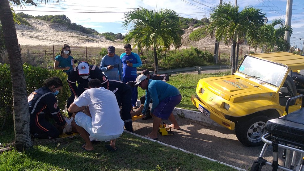 Turistas de Curitiba e motorista de buggy ficam feridos após acidente em Natal — Foto: Sérgio Henrique Santos/Inter TV Cabugi