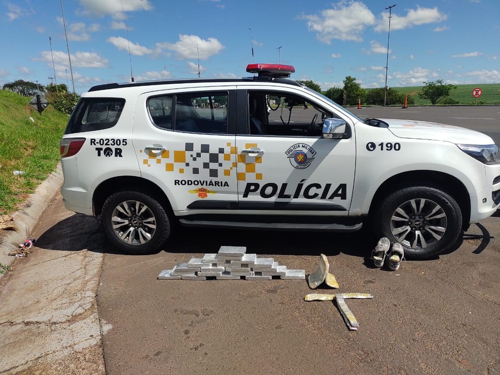 Três pessoas são presas com pasta base de cocaína em ônibus abordado em Santa Cruz do Rio Pardo — Foto: Polícia Rodoviária/Divulgação