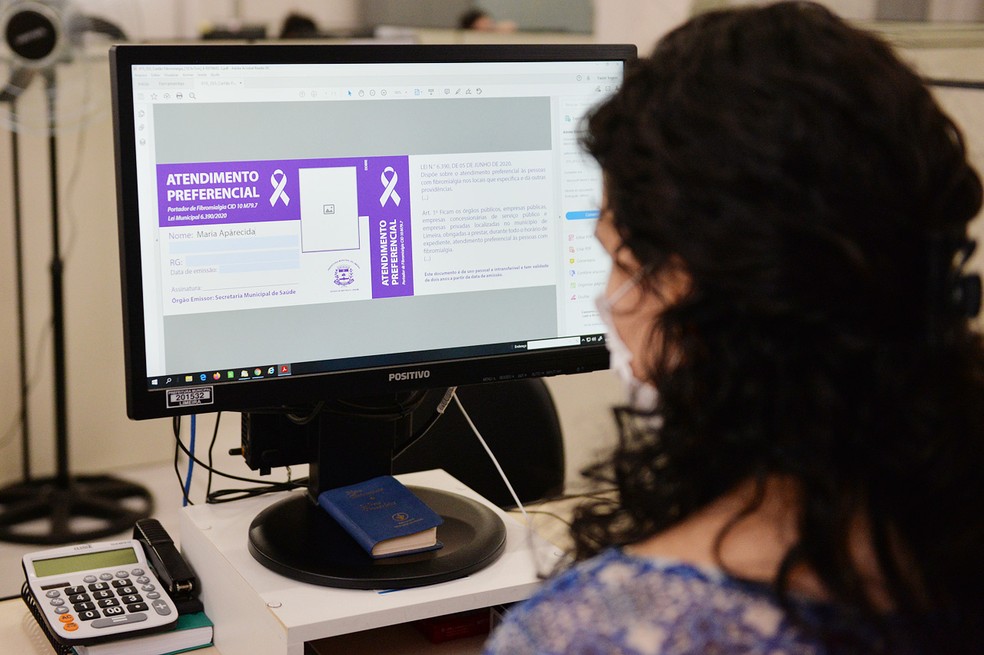 Limeira começa a emitir carteirinha preferencial para pacientes com fibromialgia — Foto: Divulgação/Prefeitura de Limeira