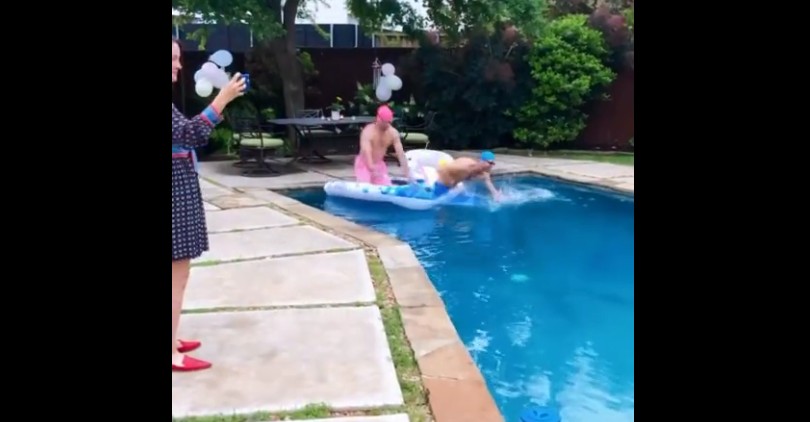 Irmãos fazem competição de nado em chá revelação (Foto: Reprodução/Rumble/lindsaybwalle')