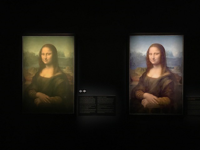 À esquerda é como a Mona Lisa está agora — à direita como ela foi pintada (Foto: Érica Mendes)