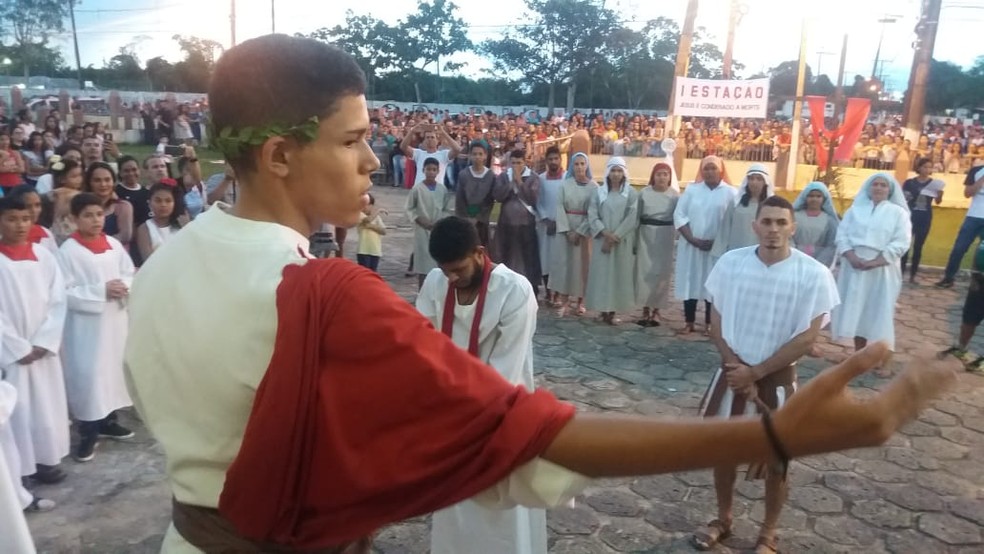 Espetáculo conta com grande participação de jovens das paróquias de Cruzeiro do Sul  — Foto: Mazinho Rogério/G1