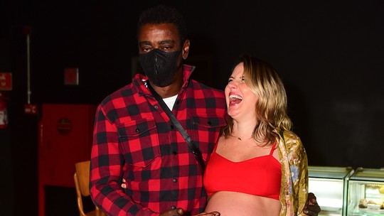 Namorada de Seu Jorge exibe barrigão de gravidez em evento em São Paulo
