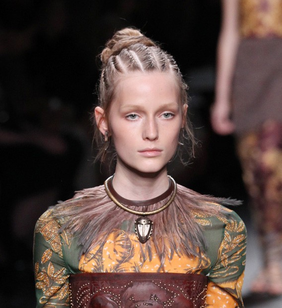 #SuzyPFW: Behind the Scenes at Valentino - Vogue | en