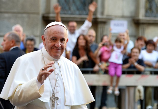 O Papa Francisco chega a igreja para celebrar missa nesta quarta-feira (31) em Roma (Foto: Alberto Pizzoli/AFP)