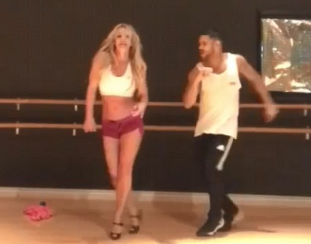 A cantora Britney Spears em seu ensaio na companhia de um dançarino (Foto: Instagram)