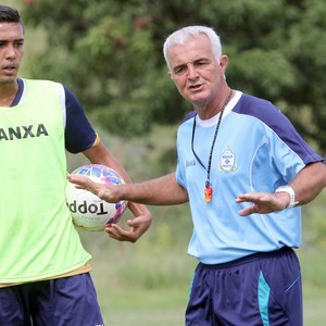 Ex-jogador de Flamengo, Vasco e Grêmio, Tita vira caddie no golfe