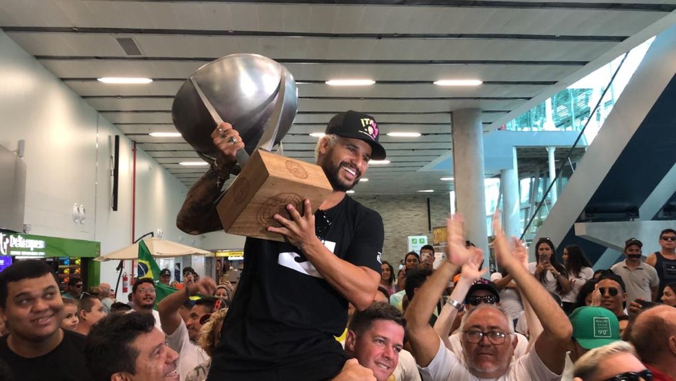 Fãs recebem Ítalo Ferreira no Aeroporto de Natal com festa — Foto: Augusto César Gomes/GE