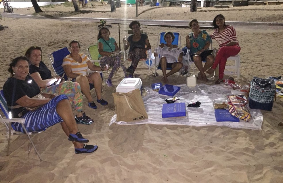 Professora Geyne Pacheco e amigas reunidas para observar a Superlua na orla de Maceió (Foto: George Arroxelas/G1)