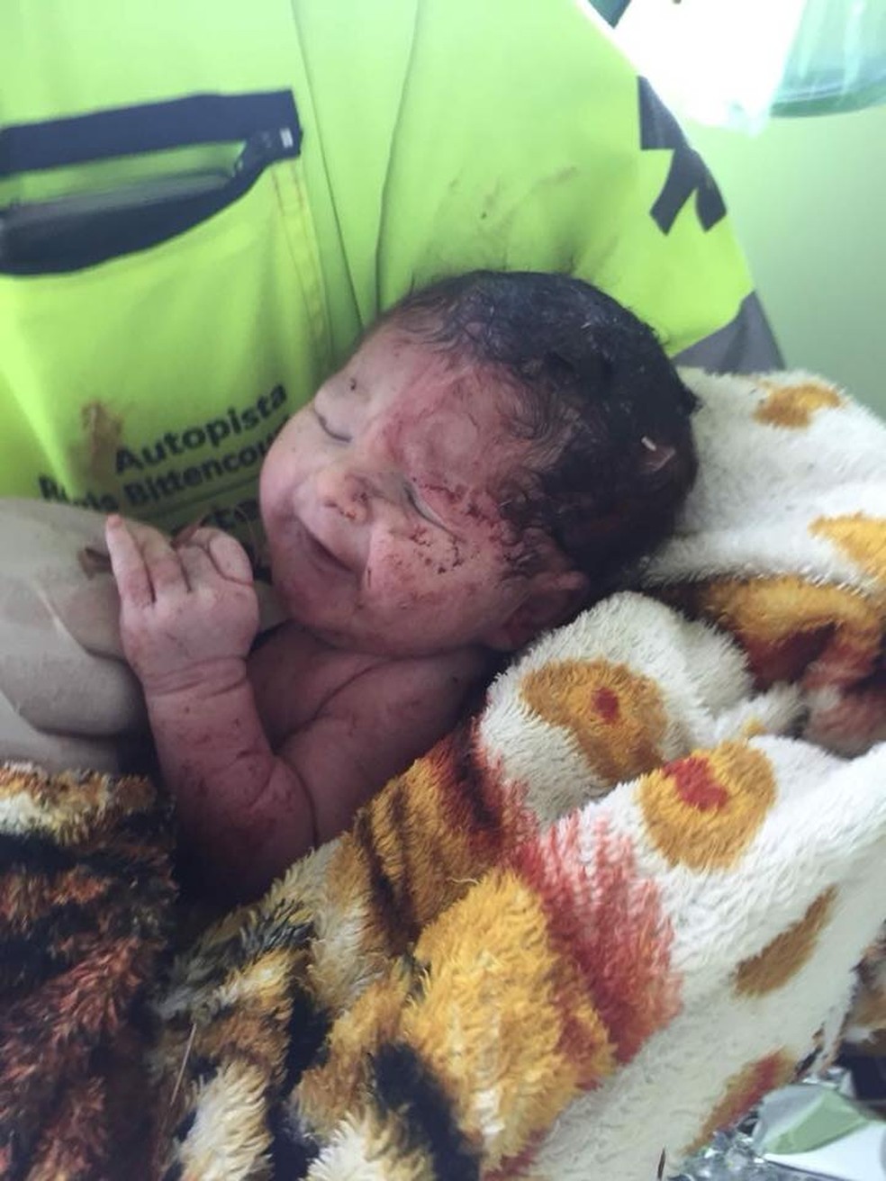 BebÃª nasceu apÃ³s acidente na rodovia RÃ©gis Bittencourt, em Cajati (Foto: DivulgaÃ§Ã£o/Arteris)