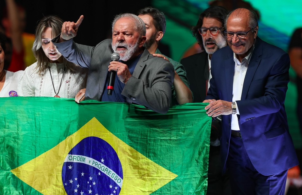 Luiz Inácio Lula da Silva (PT) e seu vice, o ex-governador Geraldo Alckmin (PSB), participam de ato público no Centro de Convenções Ulisses Guimarães, em Brasília, nesta terça-feira (12). — Foto: WILTON JUNIOR/ESTADÃO CONTEÚDO