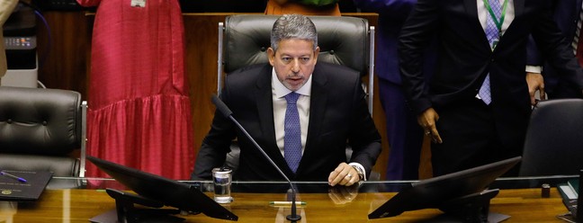 O presidente da Câmara dos Deputados, Arthur Lira, fala durante a cerimônia de posse dos novos deputados brasileiros no plenário da Câmara dos Deputados, em Brasília — Foto: Sergio Lima / AFP