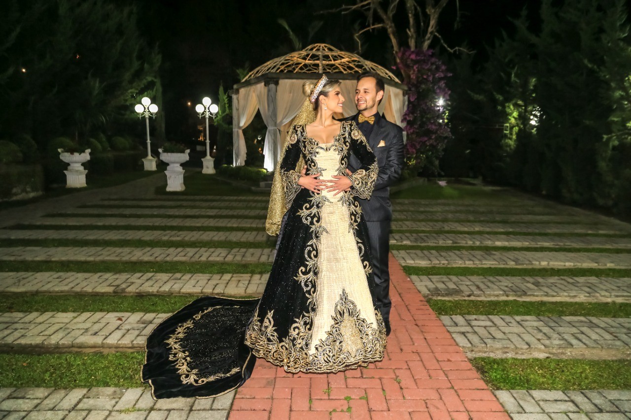 Fantasiada de 'rainha czar', ex-noiva realiza festa de 'descasamento' com ingressos esgotados no Paraná 
