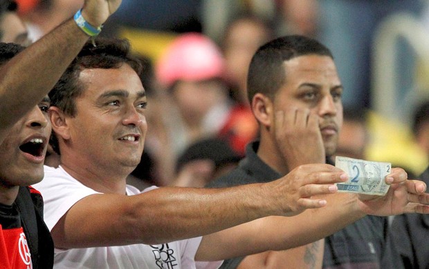 Torcida Flamengo contra o Vitória (Foto: Bruno Gonzales / Agência o globo)