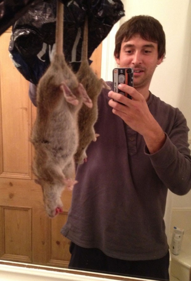 Adrian Whitaker postou foto após matar 'rato mutante' encontrado em sua cozinha em Londres, na Inglaterra (Foto: Reprodução/Facebook/Ham&amp;High)