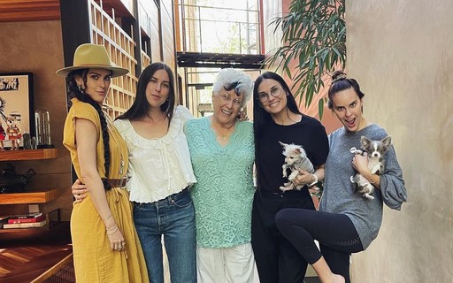 Demi Moore aparece com a ex-sogra e as três filhas: "Linhagem de mulheres"