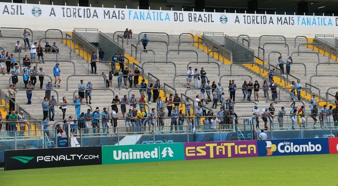 Torcida vai ao último treino, e Grêmio surpreende com Mamute relacionado
