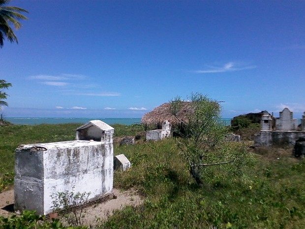 Sepultura resiste ao tempo no cemitério localizado à beira mar da praia de Japaratinga (Foto: Waldson Costa/G1)
