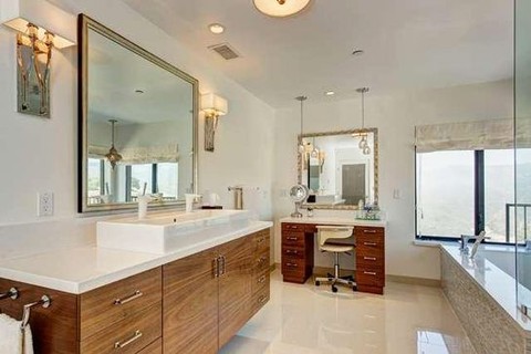 A recém-comprada mansão de R$ 11 milhoes de Caitlyn Jenner conta com um banheiro espaçoso e elegante