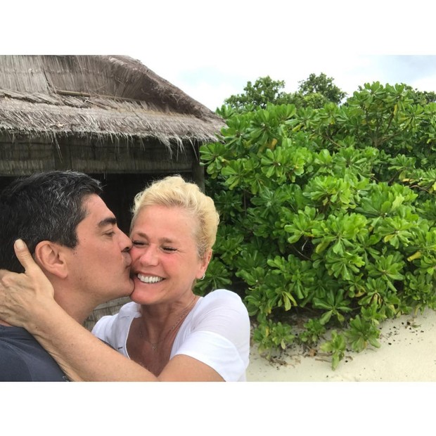 Xuxa e Juno Andrade posam em romance nas Maldivas (Foto: Reprodução/Instagram)
