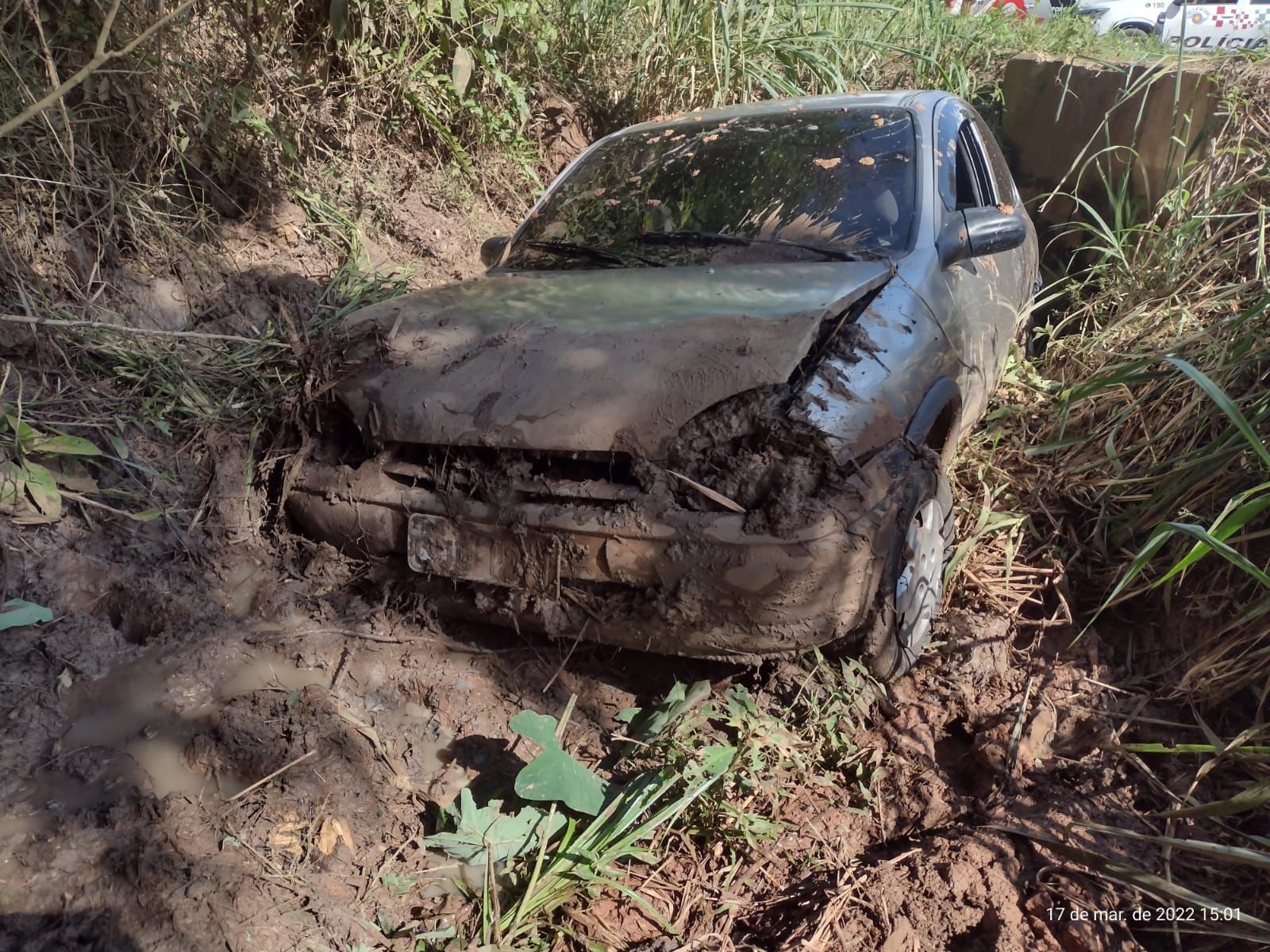 Carro de assaltantes cai em vala durante perseguição da PM e suspeitos fogem em Mogi Mirim 