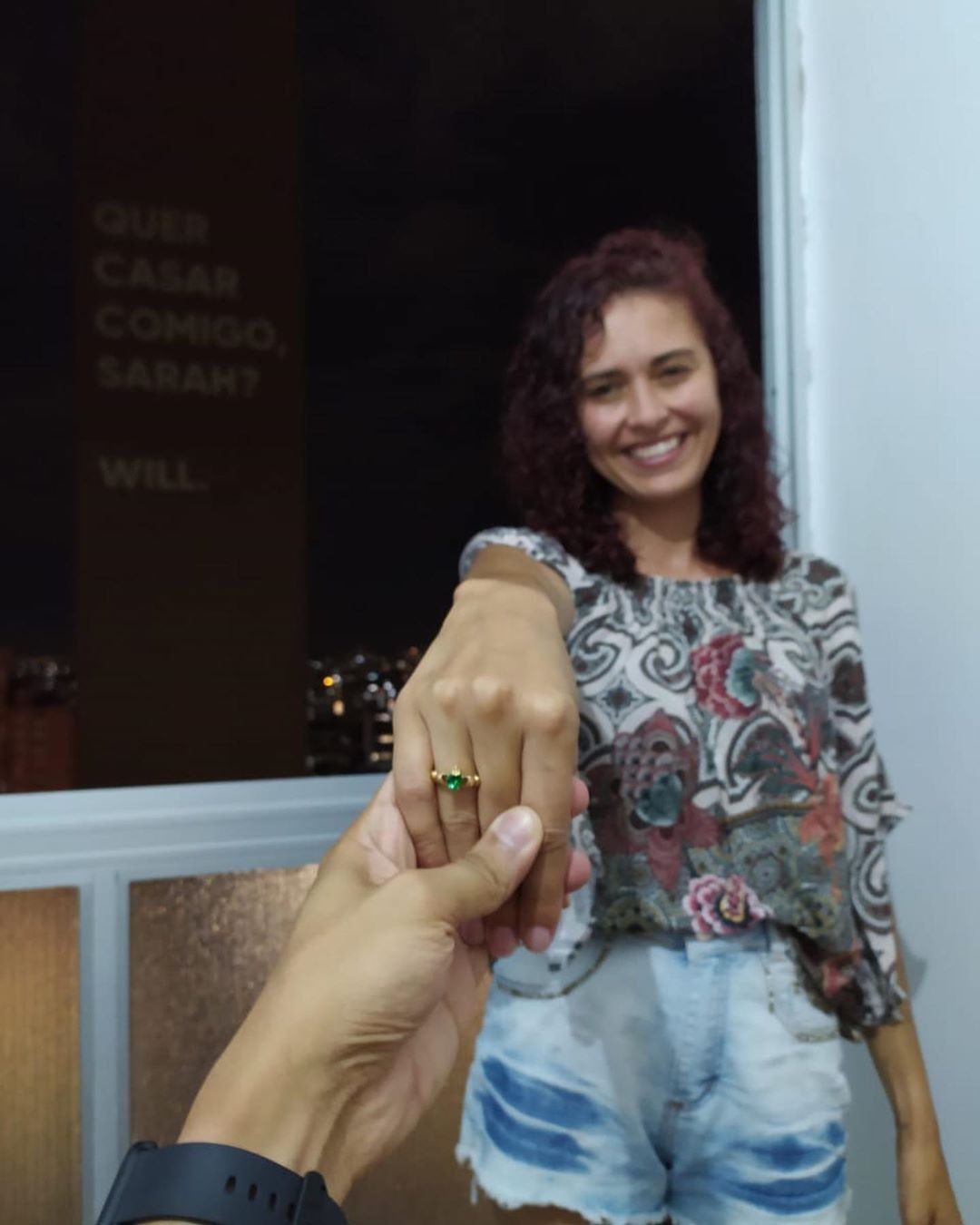 Sarah Elisa aceita o pedido de casamento (Foto: Reprodução/Instagram)