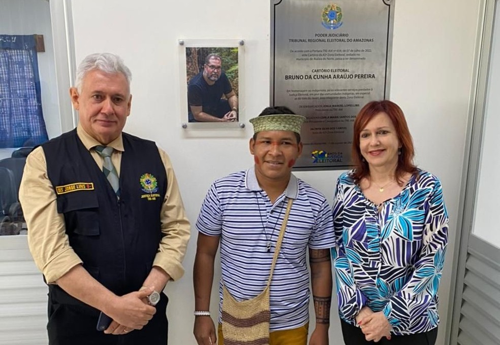 Os desembargadores Jorge Lins e Carla Reis estiveram em Atalaia do Norte para homenagem. — Foto: TRE-AM