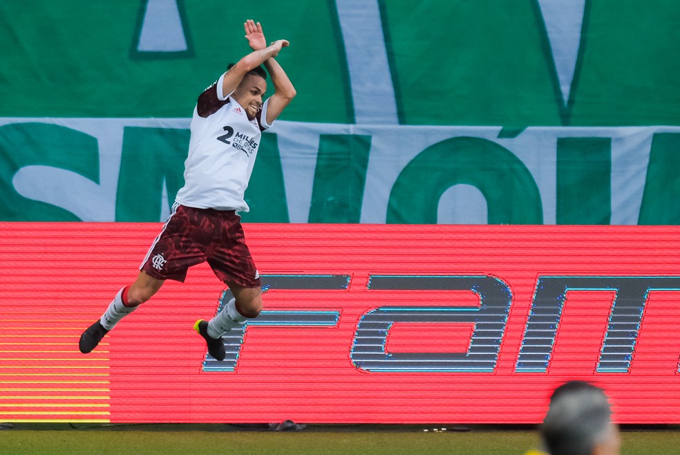 Atacante fez dois contra o Palmeiras &mdash; Foto: Marcello Zambrana/AGIF