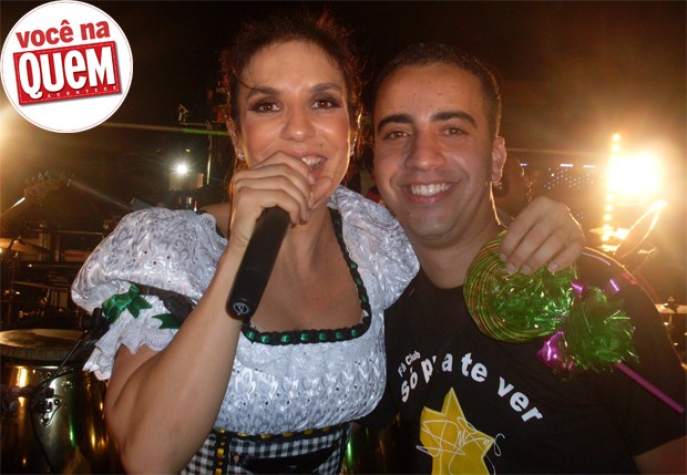 Rodolfo Lacerda e Ivete Sangalo (Vitória da Conquista – BA): “No São João, aqui em Vitória da Conquista, curtindo o show de Ivete, subi no trio e tirei a foto ao lado dela” (Foto: Reprodução )